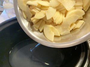 Add apple slices to lemon